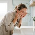 Person skyller sit ansigt med koldt vand for at aktivere mental klarhed og stressreduktion